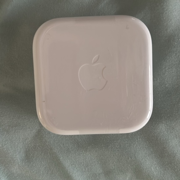 New Apple Earbuds - Picture 2 of 2